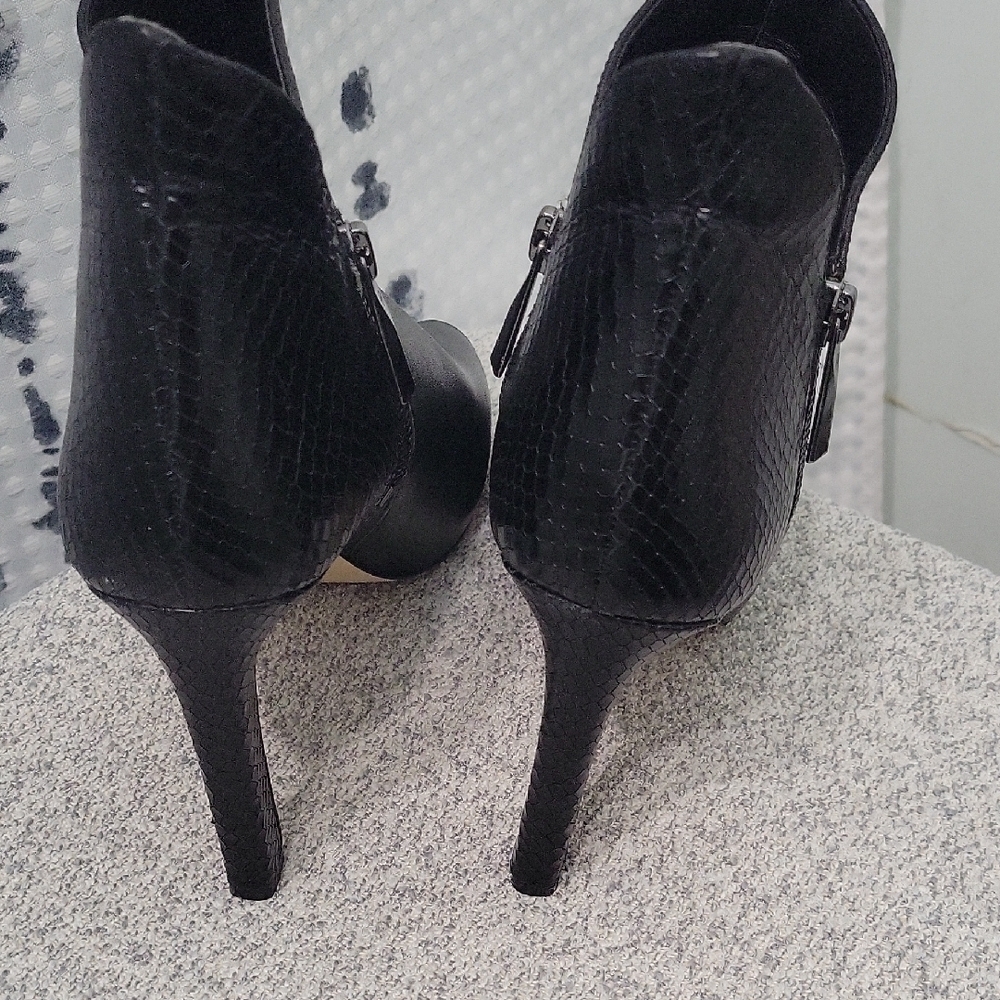 Michael Kors Elegant Black Peep-Toe Ankle Boots Size 8.5 - Picture 2 of 13